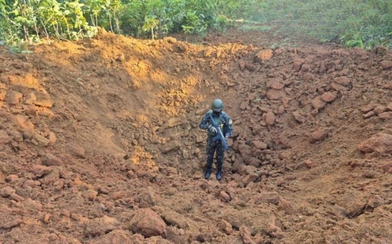 Militar em cratera de pista destruída na TIY