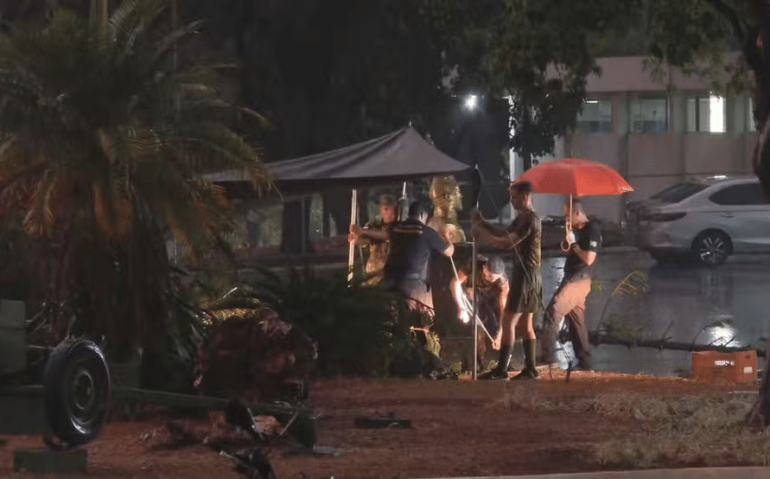 Militares do Exército são atingidos por queda de árvore em Brasília. — Foto: TV Globo