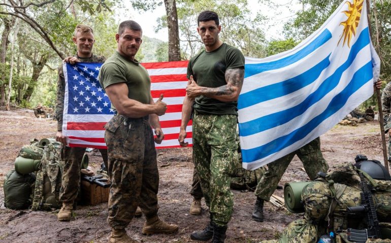 Foto de arquivo. Fuzileiros Navais dos EUA e do Uruguai posam para uma foto, durante o exercício UNITAS LXIII, em Marambaia, Brasil, em 11 de setembro de 2022. (Foto: Soldado David Intriago, do Corpo de Fuzileiros Navais dos EUA)