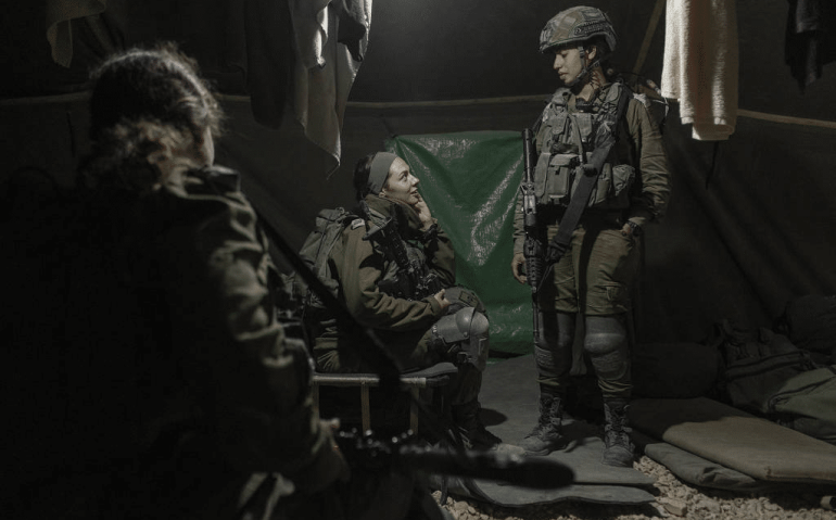A capitã Amit Busi, ao centro, que comanda unidade militar mista de Israel no norte da Faixa de Gaza - Avishag Shaar-Yashuv - 25.dez.23/The New York Times