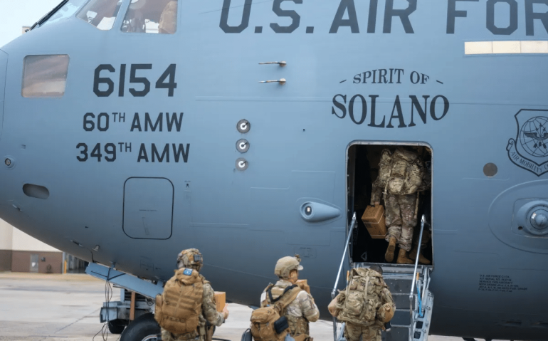 Imagem divulgada pelo Comando Sul dos EUA mostra militares embarcando em um avião com destino à Venezuela