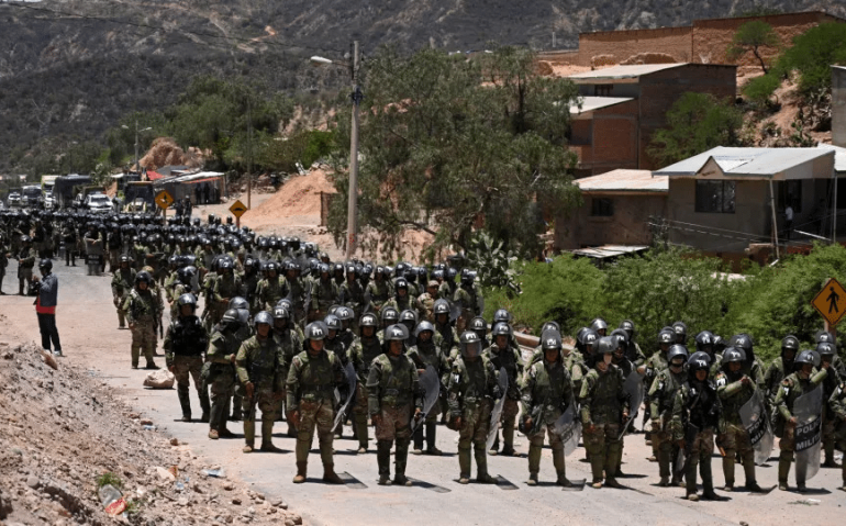 Policiais bolivianos tentam abrir uma estrada bloqueada por partidários do ex-presidente Evo Morales em 4 de novembro de 2024 em Mairana, no departamento de Santa Cruz -© Claudia Morales/Reuters