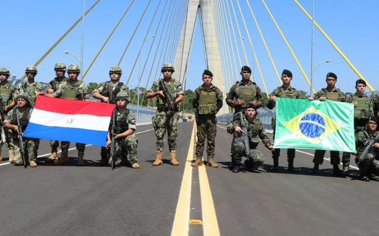 Foto na Ponte da Integração simboliza a cooperação bilateral. Foto: Gentileza/15.ª Brigada de Infantaria Mecanizada