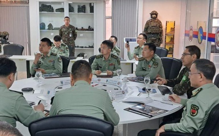 Militares chineses no Centro de Doutrina do Exército