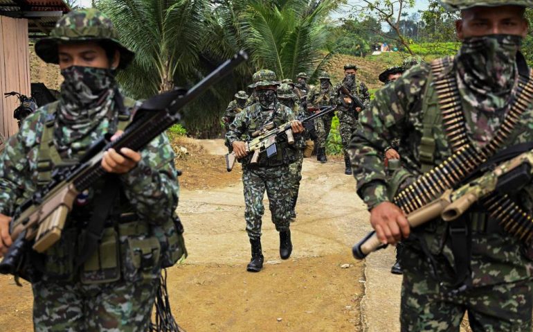 Membros do grupo Segunda Marquetalia marcham em Llorente, zona rural da cidade portuária de Tumaco, na Colômbia - Joaquin Sarmiento-31.ago.24/AFP