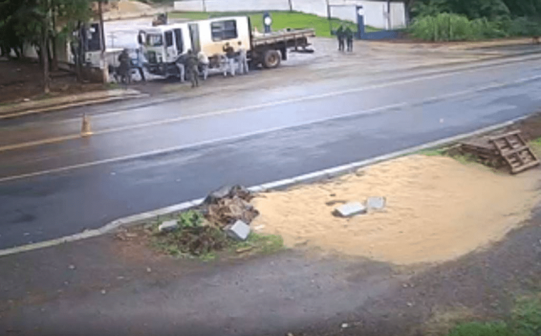 Imagens da abordagem de militares a homens na PR-488, em Santa Helena, no Paraná - Reprodução