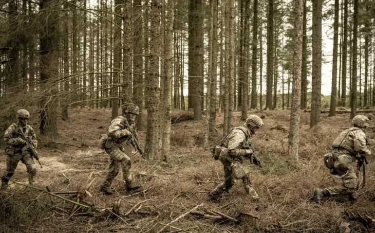 Sioldados dinamarqueses treinam em campo em Oksboel, no oeste do país. (16/03/2023) — Foto: Mads Claus Rasmussen / AP
