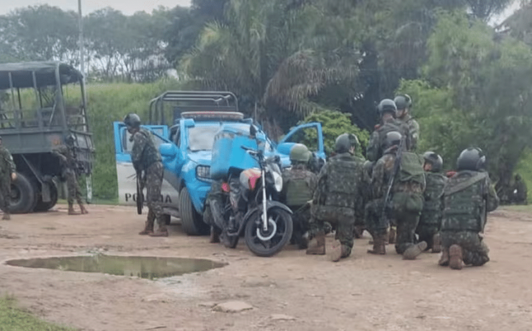 Militares do Exército foram resgatados por policiais militares na Cidade de Deus — Foto: Reprodução