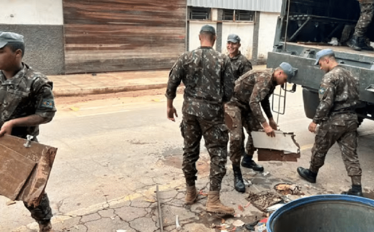 Exército iniciou auxílio na limpeza de ruas afetadas por temporal em Juiz de Fora — Foto: Prefeitura de Juiz de Fora/Divulgação