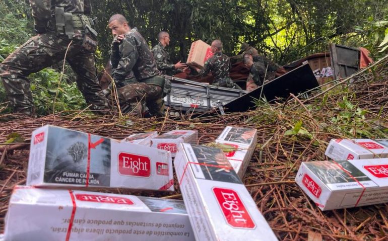 Militares do Exército carregam carga de cigarros apreendidos após perseguição no PR