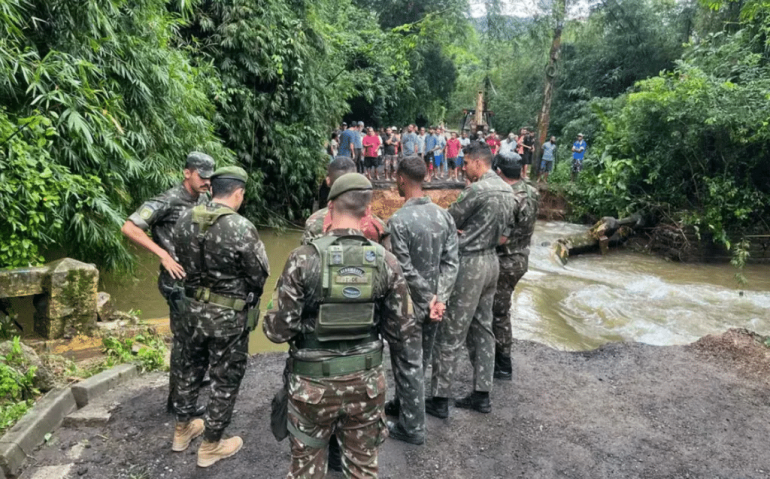 Militares do Exército em Ubatuba