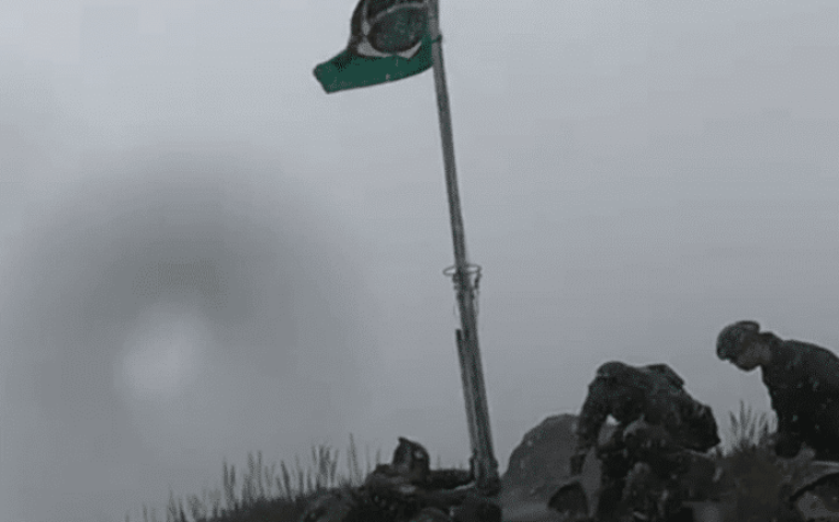 Militares do Exército no Pico da Neblina