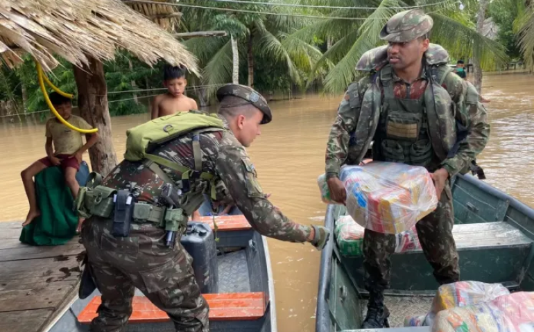 Militares do Exército socorrem ribeirinhos atingidos pela cheia do rio Juruá