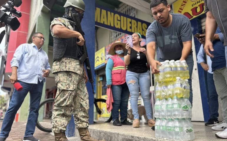 Militares recebem doações de moradores diante da imprensa durante operação em Guayaquil, no Equador - Júlia Barbon - 12.jan.2014/Folhapress