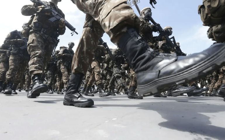 Militares marchando