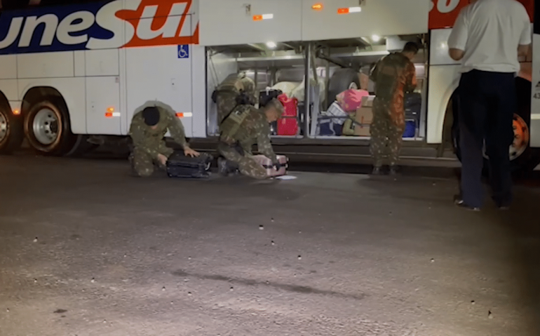 Militares revistam ônibus em Cascavel
