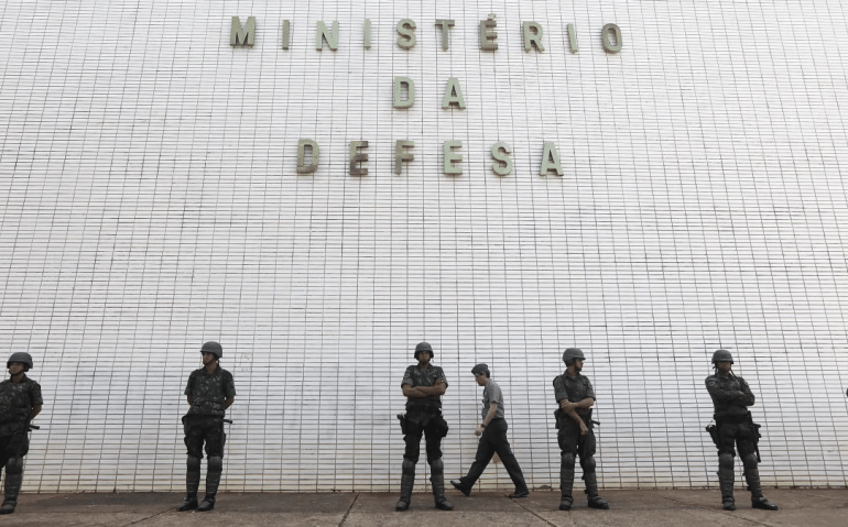 Militares em frente ao Ministério da Defesa, em Brasília, em foto de maio de 2017
Mario Tama/Getty Images)