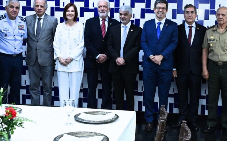 Presidente do STM e ministros reunidos com políticos de esquerda para almoço
