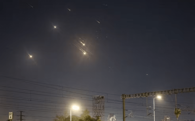Fotos mostram projéteis lançados pelo Irã sendo interceptados sobre o céu Tel Aviv, em Israel — Foto: Jack Guez/AFP