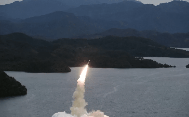 Um lançamento de míssil é visto em um local não revelado na Coreia do Norte, nesta foto sem data divulgada em 10 de outubro de 2022
Imagem: KCNA/via REUTERS