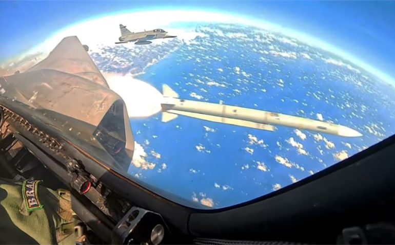 Lançamento do míssil MBDA Meteor desde o caça F-39 Gripen.