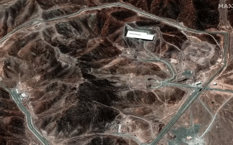 Foto de satélite mostra o complexo de montanhas onde instalações militares de Fordow estariam. — Foto: Reuters via BBC