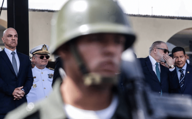 Alexandre de Moraes, Augusto Aras e Hamilton Mourão na cerimônia do Dia do Soldado em 2022 no QG do Exército, vizinho à academia onde ele treinava - Gabriela Biló/Folhapress