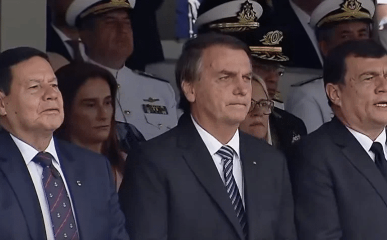 Da esquerda para a direita: o vice-presidente Hamilton Mourão, o presidente Jair Bolsonaro e o ministro Paulo Sérgio Nogueira (Defesa) em evento do Dia do Marinheiro...