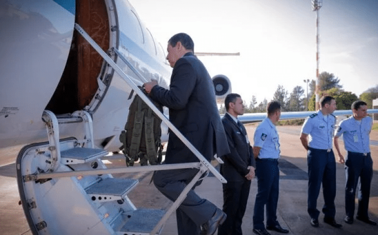 Mourão embarcando