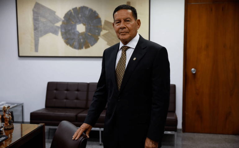 O senador e ex-vice-presidente da República Hamilton Mourão em entrevista à Folha em seu gabinete no Senado - Pedro Ladeira/Folhapress