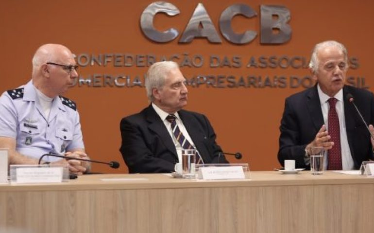 Múcio e comandante da FAB