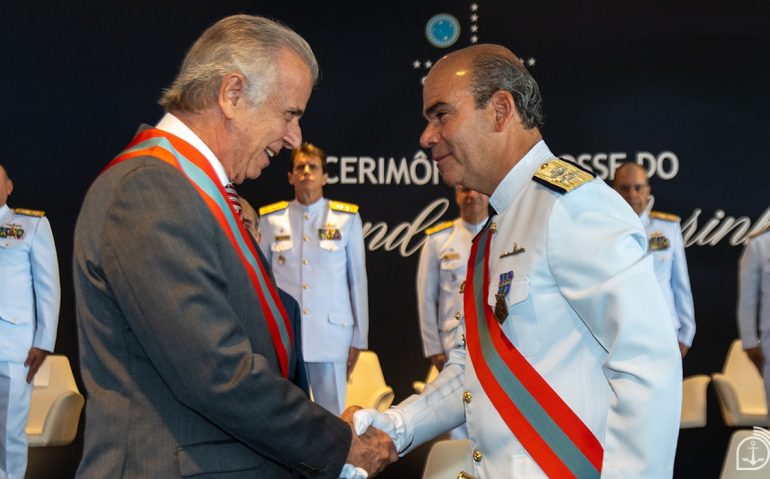 Múcio (esq.) foi  substituído pelo almirante Olsen (dir.) durante o afastamento
Imagem: Sargento MA Ronnie/Marinha do Brasil
Fonte: Agência Marinha de Notícias