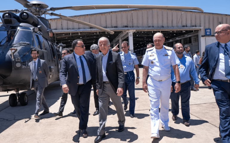 O ministro da Defesa, José Múcio, na fábrica da Helibras - 08/11/23 (Helibras/Divulgação)