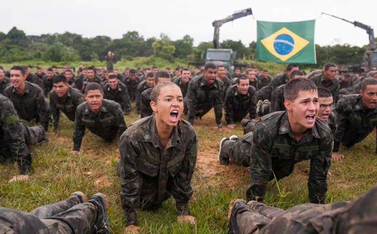 Mulher fazendo flexão na ESPCEx