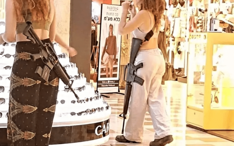 Reservistas fazem compras em shopping de Tel Aviv: nenhum militar pode se separar da sua arma (Reproduçao/Reprodução)