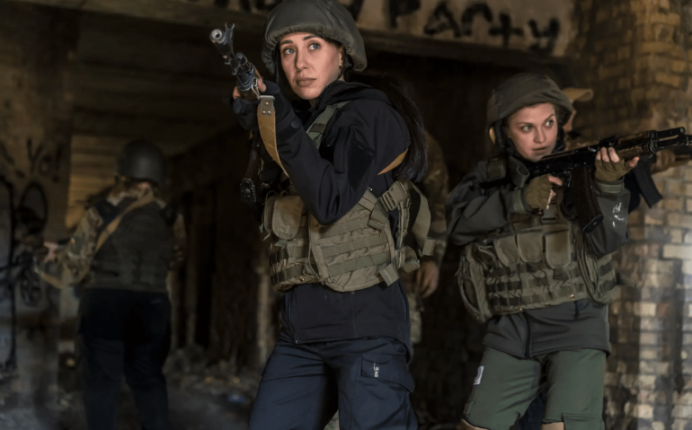 Mulheres participando de um curso sobre armas de fogo e combate urbano em uma floresta perto da capital da Ucrânia, Kiev, no mês passado.Crédito...Brendan Hoffman para o New York Times