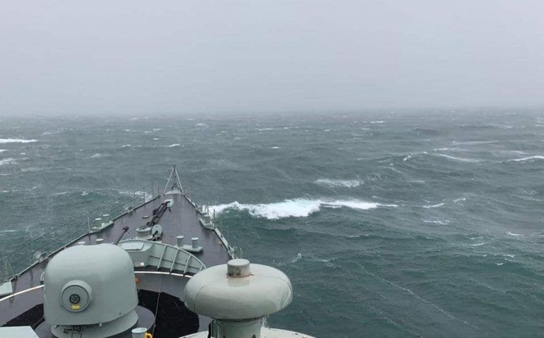 Navio da Marinha Portuguesa atravessou efeitos do furacão em alto mar | Foto: Marinha PT / Divulgação CP