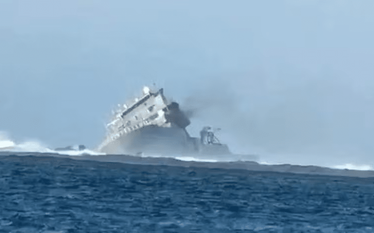 Navio afunda na Nova Zelândia — Foto: Reprodução