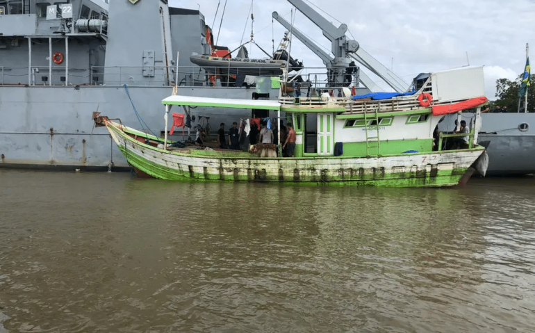 Embarcação sendo fiscalizada pela Marinha durante apreensão de meia tonelada de pescado — Foto: Capitania dos Portos/divulgação