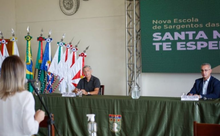 Prefeito Jorge Pozzobom e general que coordena o projeto concederam entrevista coletiva no início da tarde desta quarta-feira (24), no Centro de Adestramento-Sul (CA-Sul) Foto: Ariéli Ziegler