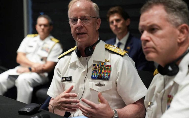 O chefe de operações navais da Marinha, almirante Daryl Caudle, fala à imprensa no Panamá, em junho - Enea Lebrun - 22.jun.26/Reuters