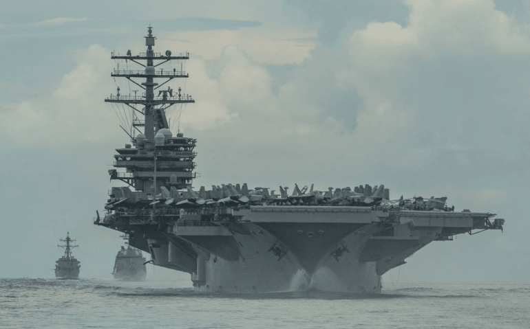 O porta-aviões americano USS Ronald Reagan é escoltado no mar das Filipinas por um destróier dos EUA e outro, do Japão - James Hong - 19.jul.2020/Marinha dos EUA/Reuters