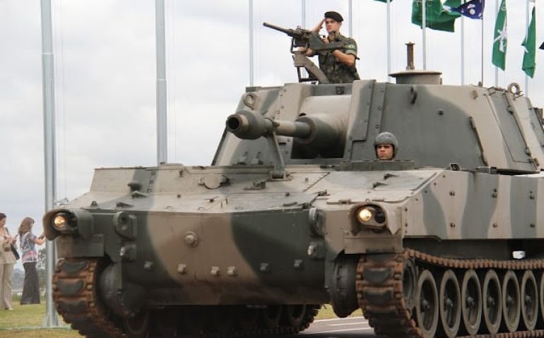Serão doadas dez Viaturas Blindadas de Combate Obuseiro Autopropulsado (VBCOAP) M-108 (Imagem: EB)