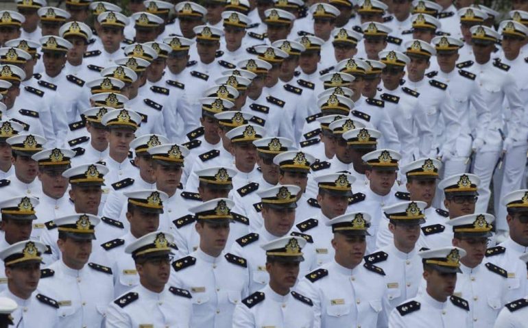 Formatura de oficiais da Marinha: cargos nos conselhos de estatais turbinam remunerações de militares Foto: Domingos Peixoto/08-12-2018