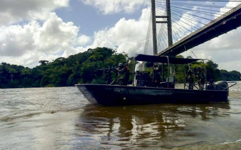 O Comando Conjunto Ágata Norte, formado pelo Comando Militar do Norte, 4º Distrito Naval e Ala 9, informa a apreensão de ouro, armamento e munição ilegais em Oiapoque (AP), limite do Amapá com a Guiana Francesa. Fábio Massalli (AgBr)