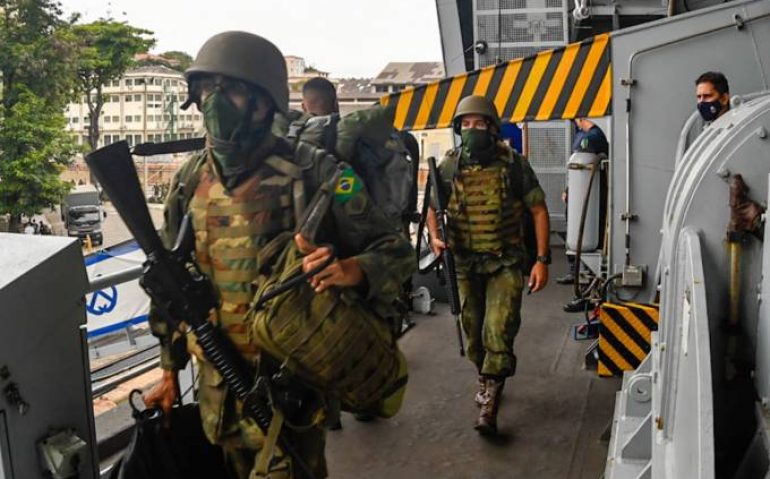Militares embarcam no Navio Aeródromo Multipropósito Atlântico, no Rio de Janeiro, para participarem da Operação Meridiano Ministério da Defesa/Divulgação