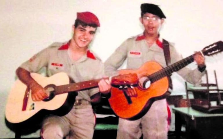 Legenda: Jorge Oliveira com um violao no tempo em que estudou no Colegio Militar. 
FOTO JORGE OLIVEIRA