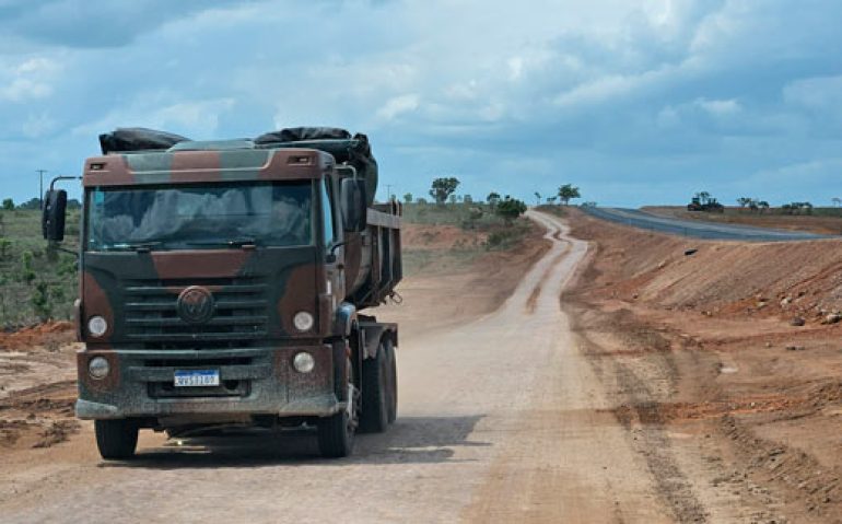 Obra do Exército em rodovia no Amapá