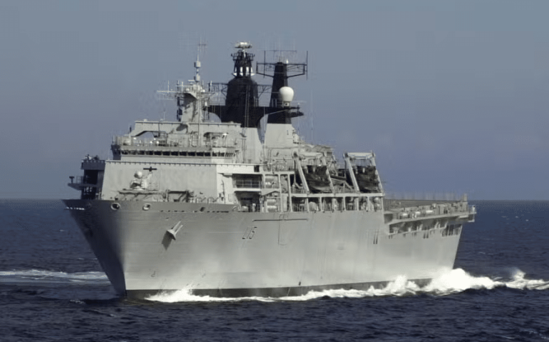 Foto mostra o HMS Bulwark, futuro NDM Oiapoque — Foto: Divulgação