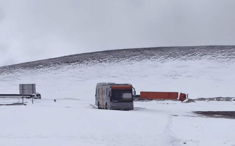 Ônibus onde estavam turistas brasileiros, parado na estrada que liga o Chile e a Argentina, por meio da Cordilheira dos Andes - Foto: Reprodução/Instagram @Ejercito_Chile
